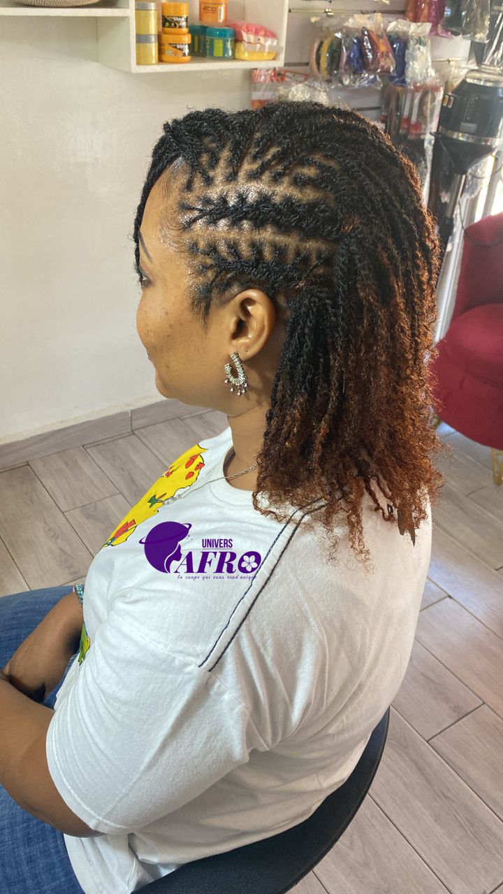 Femme avec coiffure afro naturelle dans un salon de Dakar